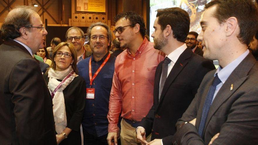 Herrera conversa con los alcaldes en el expositor de Zamora