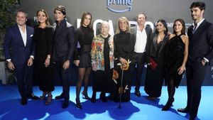 Protagonistas de la producción, con María (cuarta por la izquierda) anteayer. 27/11/2023 Álvaro López Huerta, Lucia Pombo, Pablo Castellano, María Pombo, Teresa Ribó, Victor Pombo, Gabriela Toral, Marta Pombo y Luis Zamalloa posan en el photocall durantte la premiere de la docuserie Pombo EUROPA ESPAÑA SOCIEDAD
