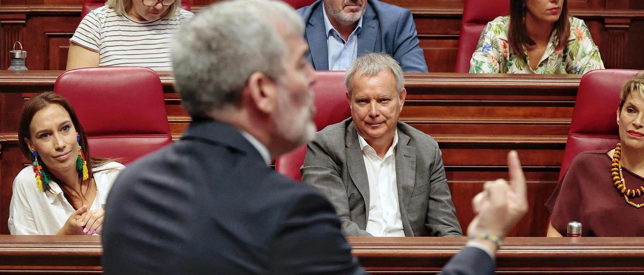 Los socialistas Nira Fierro, Sebastián Franquis y Elena Máñez atienden a la intervención del presidente Fernando Clavijo ayer en el Parlamento.