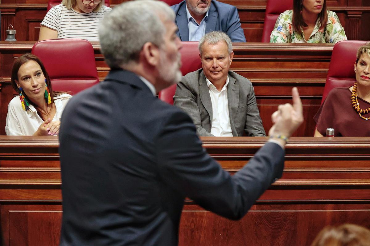 Los socialistas Nira Fierro, Sebastián Franquis y Elena Máñez atienden a la intervención del presidente Fernando Clavijo ayer en el Parlamento.
