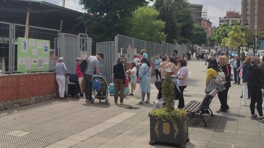 Familias a las puertas del colegio Baudilio Arce de Oviedo, ayer, esperando la salida de los alumnos.