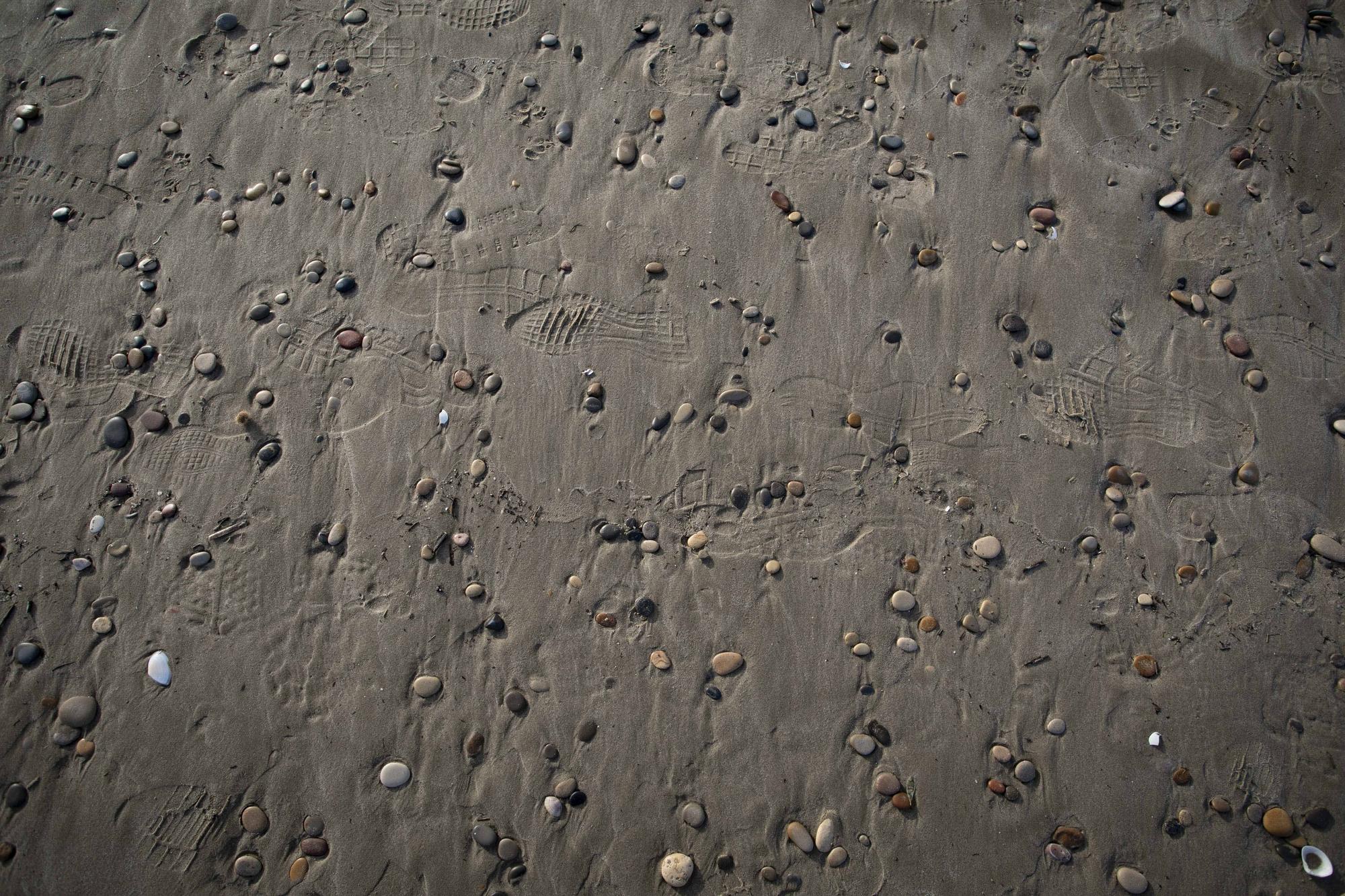 La playa de Canet d'En Berenguer con más piedras que nunca.