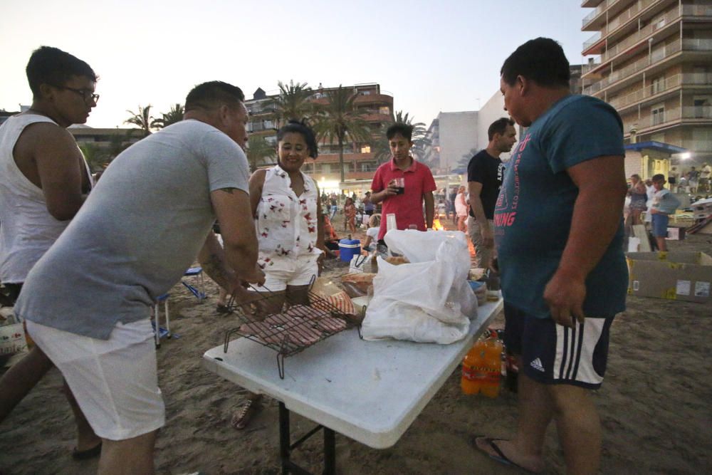 Noche de hogueras, baños, en las playas de la Vega Baja. En las imágenes grupos de amigos y familias en la playa del Cura de Torrevieja