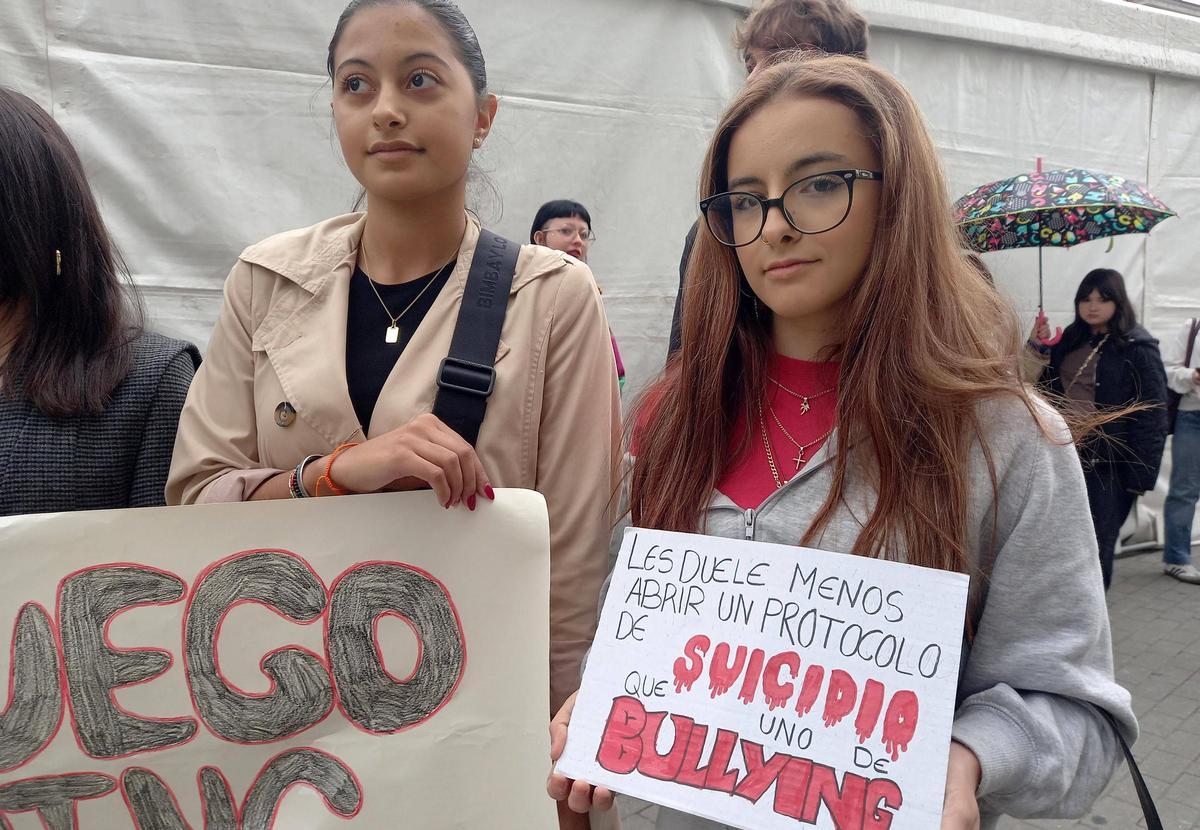 Ainhoa (derecha) muestra un cartel sobre su caso personal.