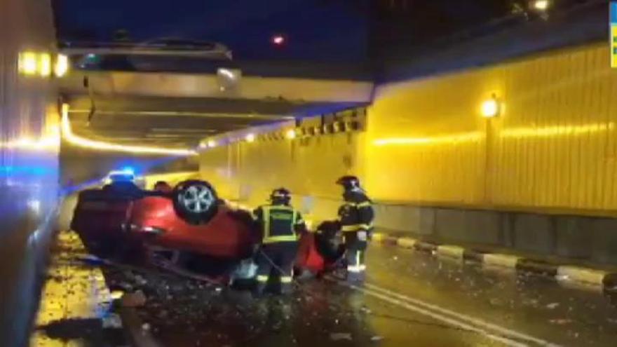 ¿Dónde está el conductor que cayó por un puente con el coche?