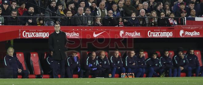 Sevilla FC, 2 - FC Barcelona, 0, Ernesto Valverde preocupado en el banquillo.