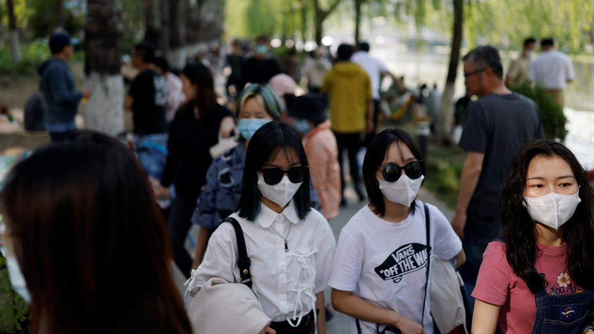 Paisaje con mascarilla en un parque de Pekín el fin de semana del uno de mayo.