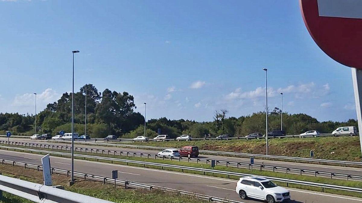 Vehículos aparcados en el carril de incorporación a la autovía, en Llanes.