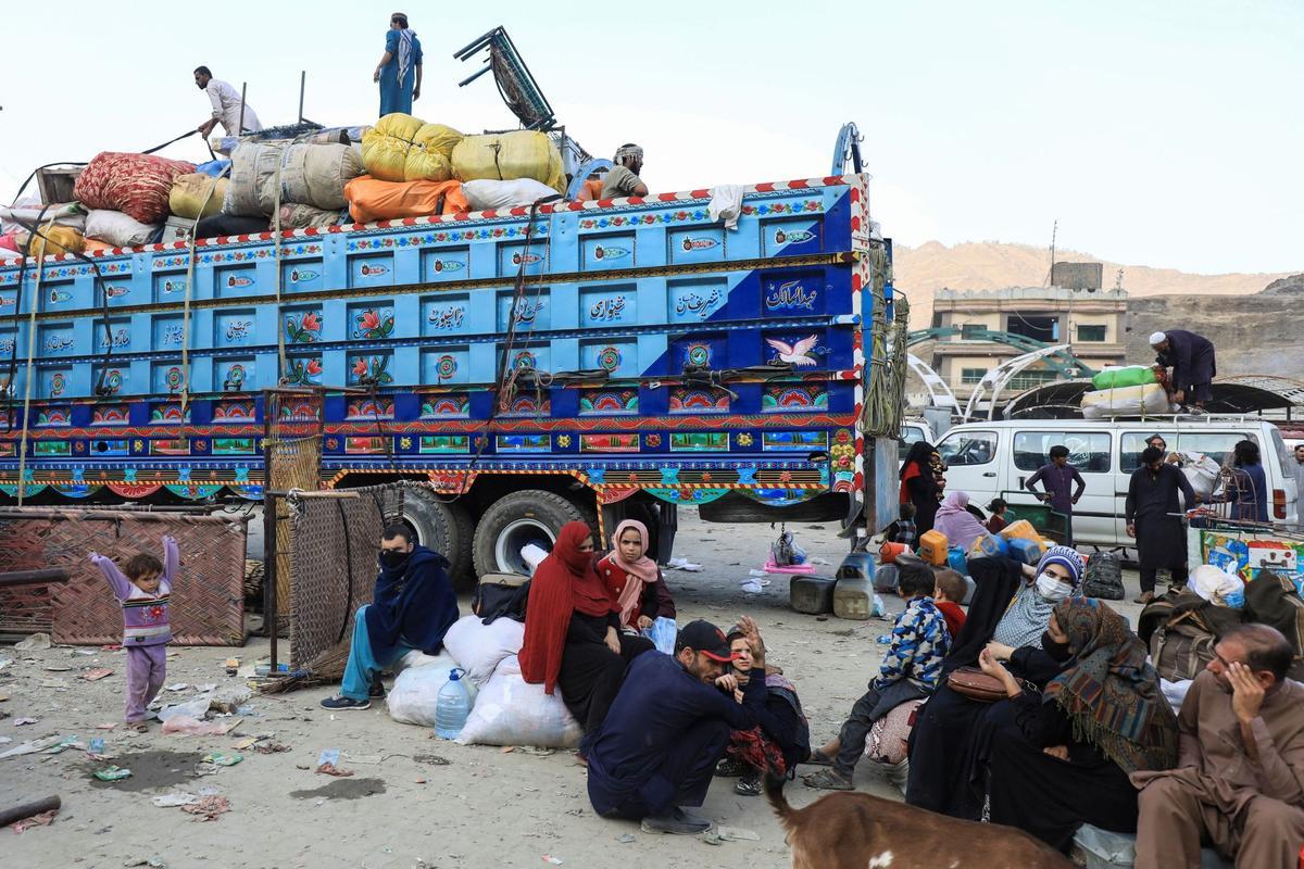 Colapso en la frontera de Pakistán al cumplirse el plazo para la expulsión de refugiados afganos indocumentados