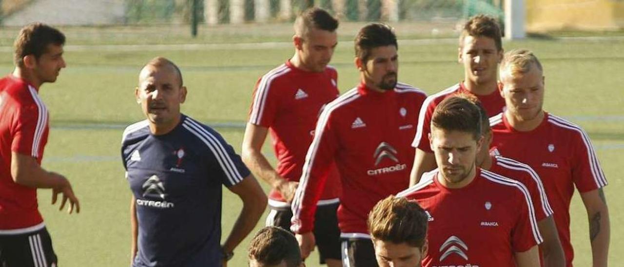 Mallo, Planas y Fontás, en cabeza de grupo durante el entrenamieto de ayer por el Celta en las instalaciones de en A Madroa. // Jorge Santomé