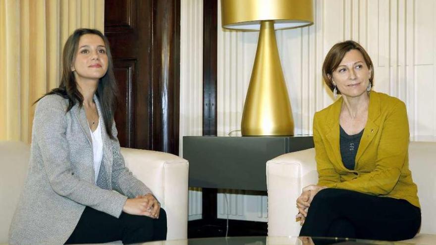 Inés Arrimadas, líder de C&#039;s en el Parlament, con la presidenta de la Cámara, Carme Forcadell (dcha.). // Efe