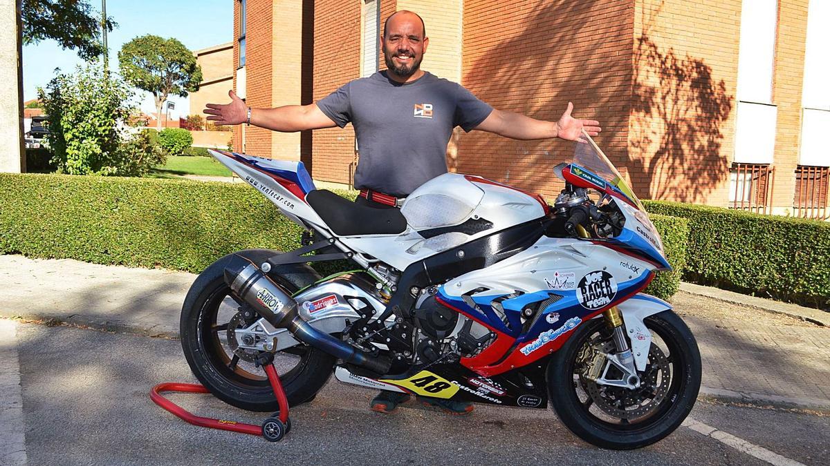 El piloto benaventano muestra la moto de competición con la que saldrá hoy a la pista en el Campeonato Nacional. | E. P.