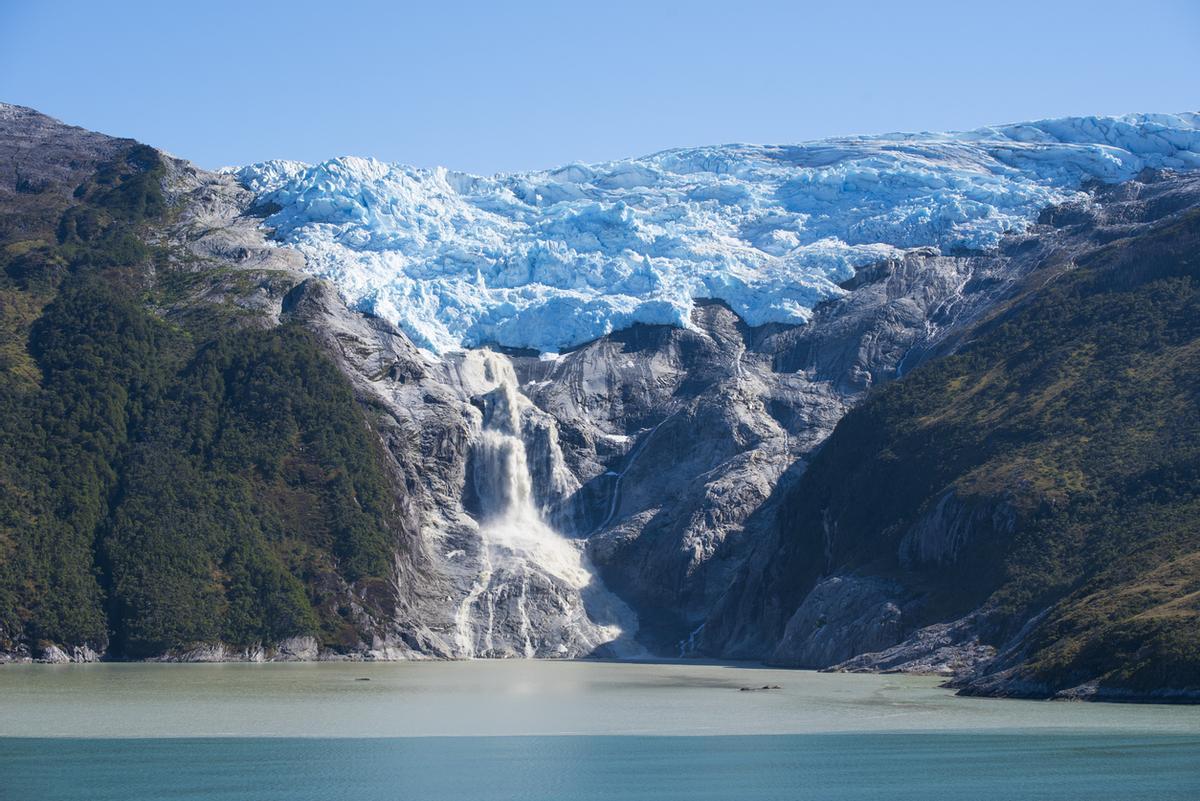 la costa sur de Chile alberga uno de los sistemas de fiordos y canales más extensos y complejos del mundo, extendiéndose aproximadamente desde el estuario de Reloncaví (42° S) hasta el Cabo de Hornos (55° S)