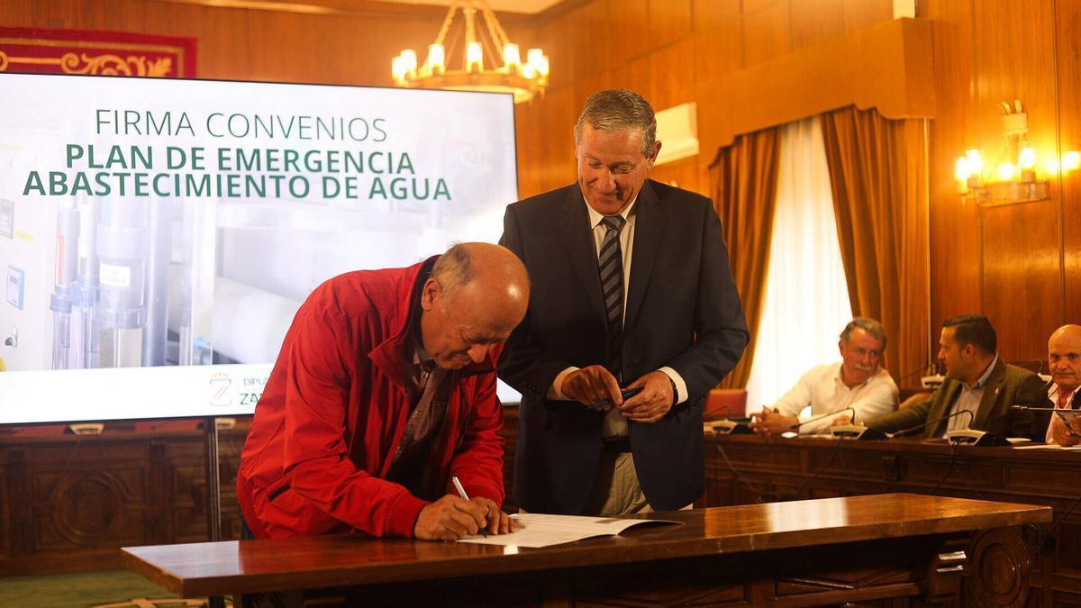 Acto de firma de los convenios del Plan de Emergencia en el salón de plenos de la Diputación de Zamora.