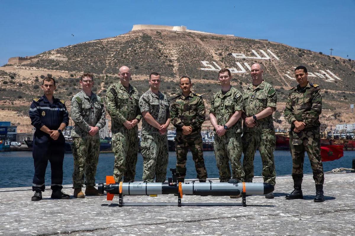 Militares norteamericanos ensayan con colegas marroquís un dron submarino en una base naval marroquí el pasado 11 de mayo, durante las maniobras conjuntas African Lion