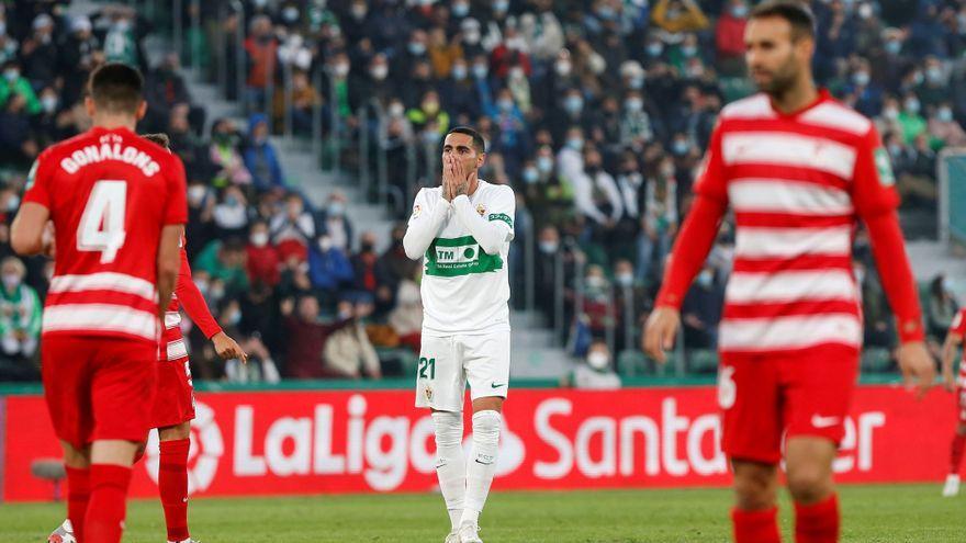 Una acción del Elche-Granada.