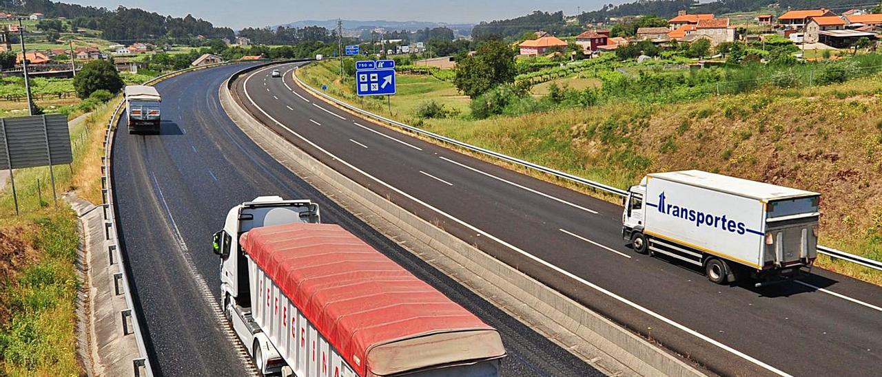 Obras de mejora del pavimento en la autovía do Salnés el pasado verano. |   // IÑAKI ABELLA