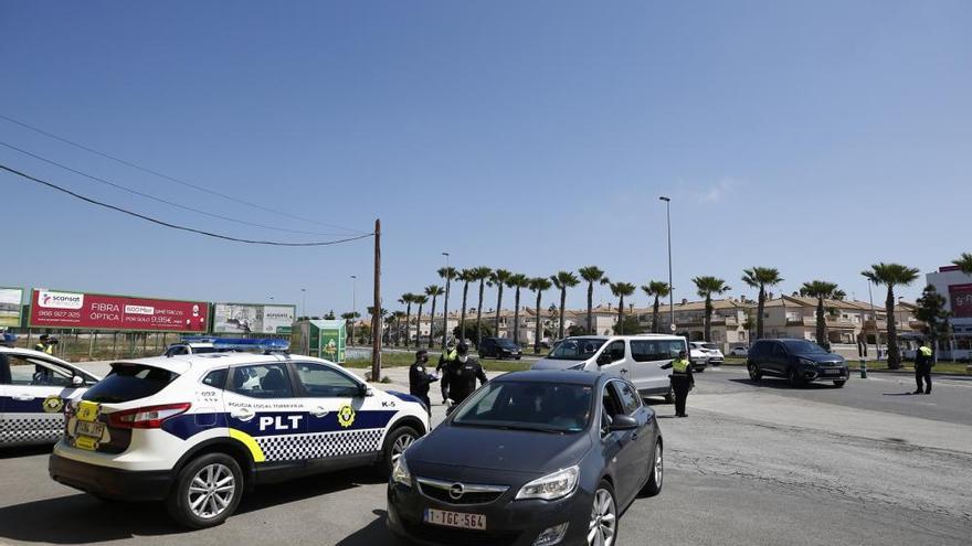 Controles de la Policía Local de Torrevieja para evitar entrada de turistas