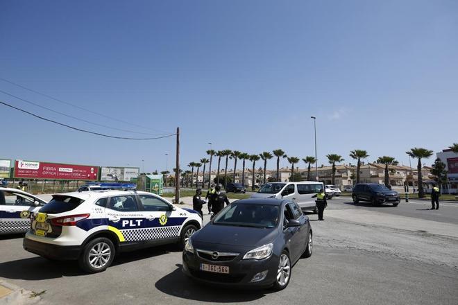 Controles de la Policía Local de Torrevieja para evitar entrada de turistas