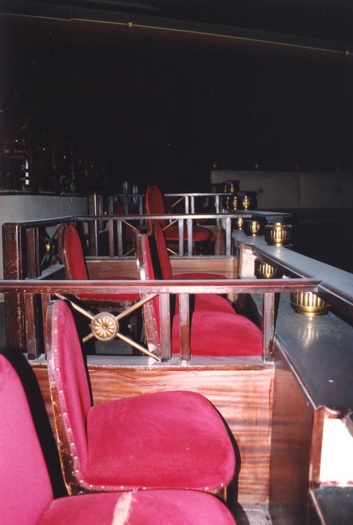 El antiguo palco de la Sala 1, a finales de los 90, con sillas móviles heredadas del antiguo teatro.