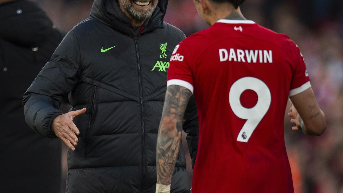 Jurgüen Klopp y Darwin en un partido con el Liverpool