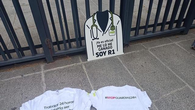Samarretes reivindicatives en la primera jornada d’adjudicació de places MIR