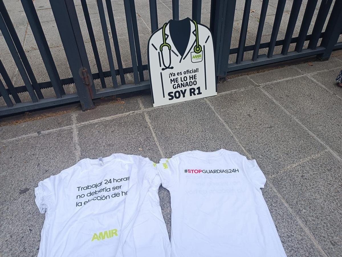 Camisetas reivindicativas en la primera jornada de adjuficación de plazas MIR