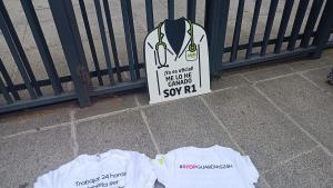Camisetas reivindicativas en la primera jornada de adjuficación de plazas MIR