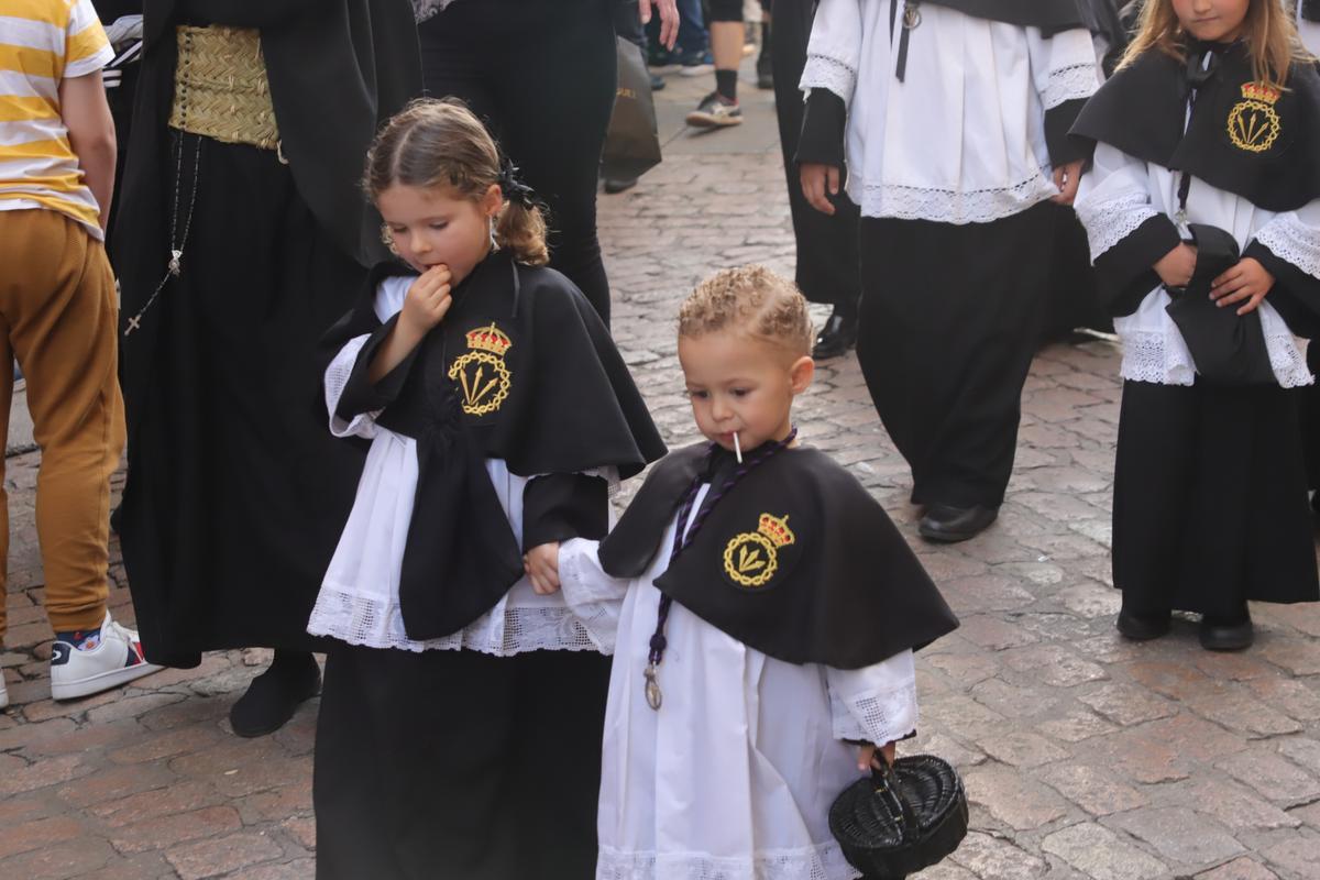 El Cristo de la Expiración se alza sobre Capitulares El Cristo de la Expiración se alza sobre Capitulares