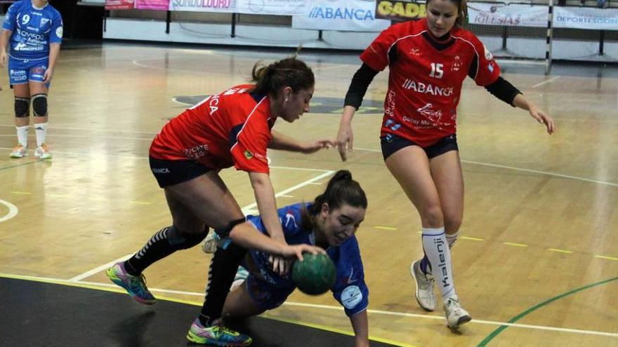 La jugadora del Jofemesa Celia lucha por el balón en el amistoso ante el Porriño.