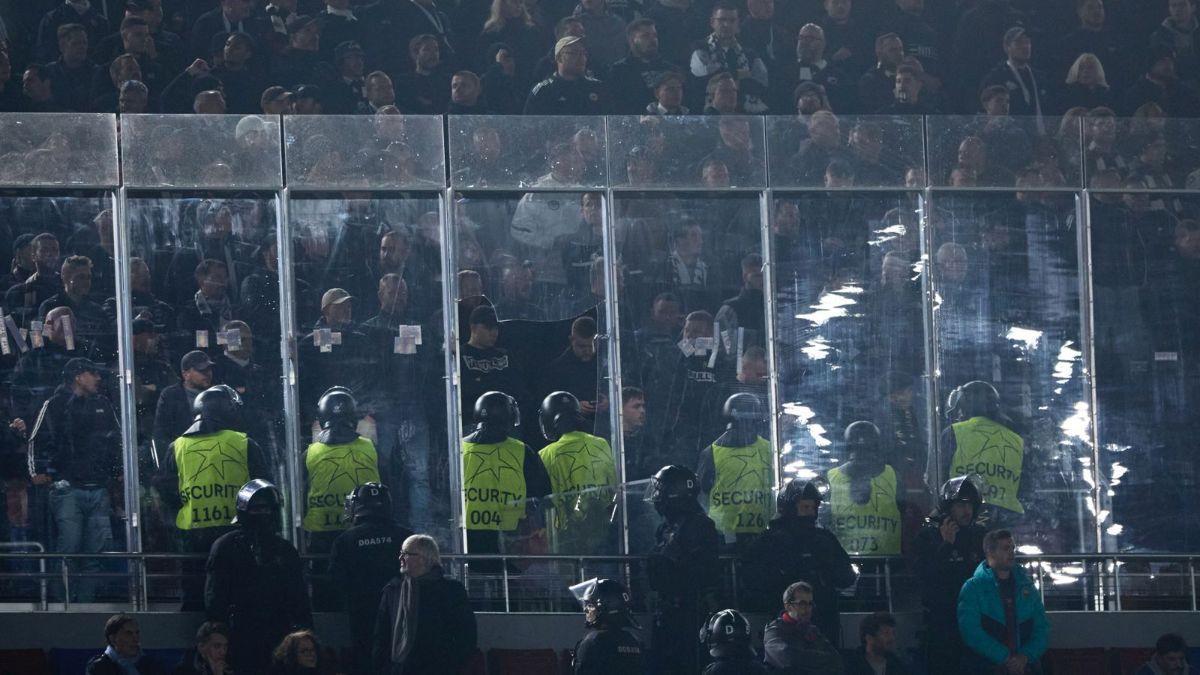 Los seguidores del Frankfurt totalmente desatados en el Camp Nou