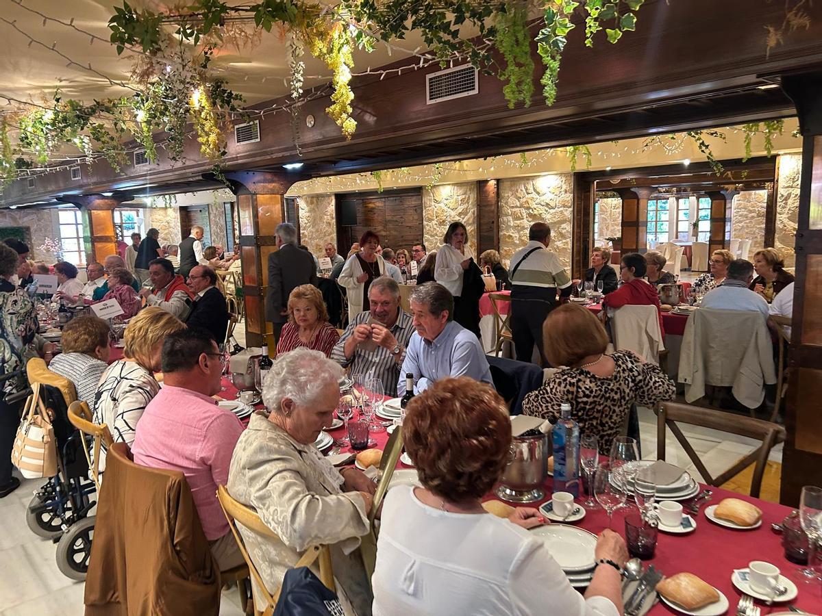 En imágenes: comida anual y reconocimiento de socios del Hogar del Jubilado de El Berrón.