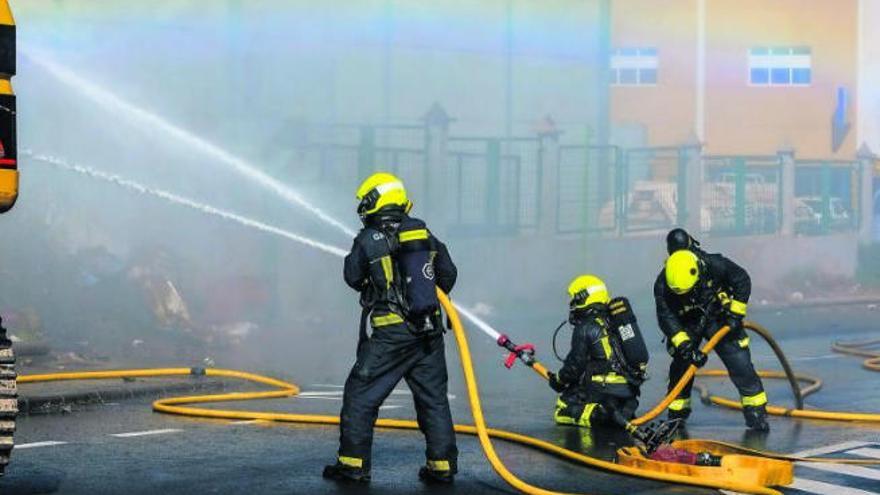 El Cabildo mantiene a nueve bomberos en sus casas pese a la falta de personal