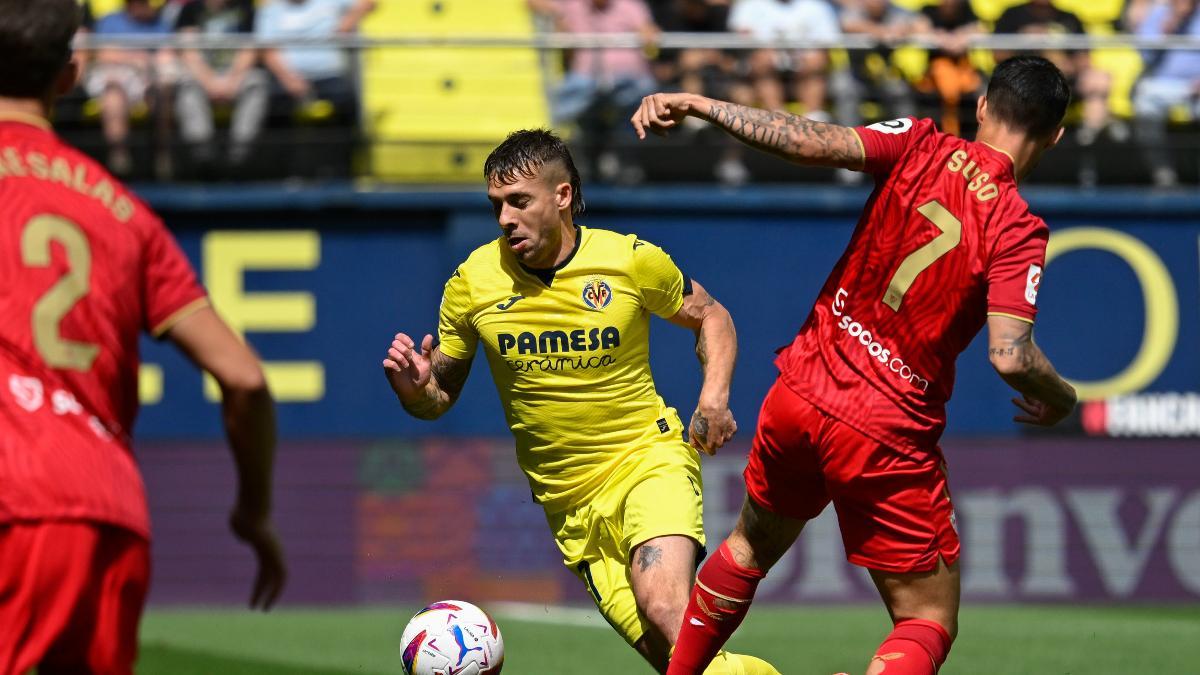 El defensa del Villarreal Kiko Femenía  pelea un balón con el centrocampista del Sevilla