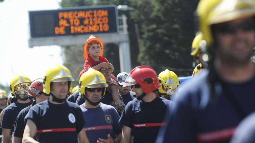 Manifestación de los bomberos de Veicar contra la modificación de sus condiciones laborales en 2013. 13fotos