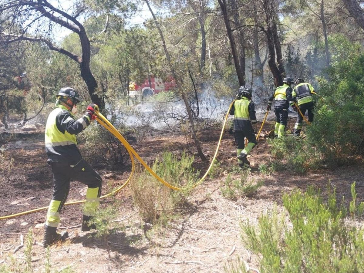 Los Bomberos de Ibiza durante el incendio.