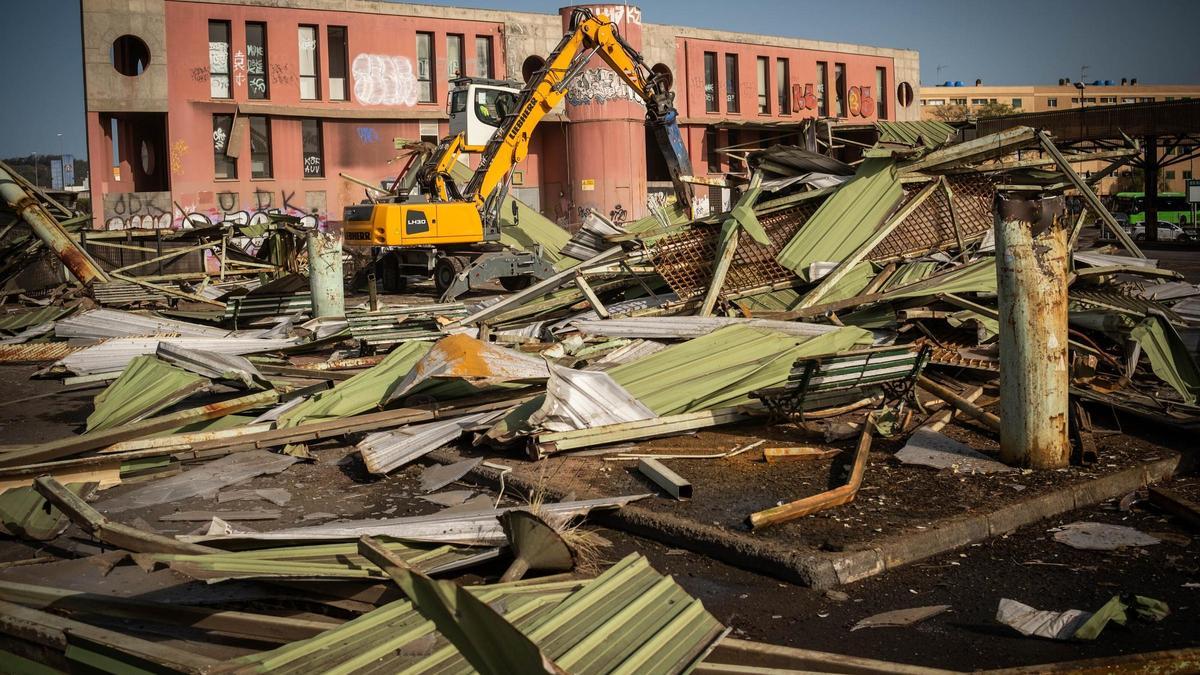 La demolición de la cubierta de la antigua terminal de guaguas.