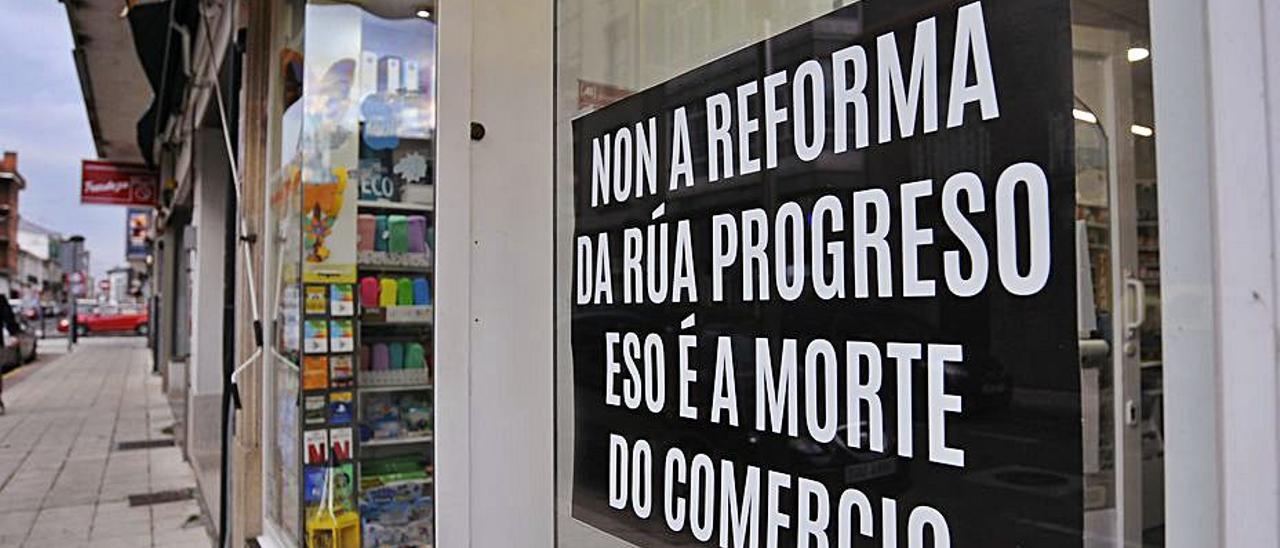 Carteles en los comercios de la calle Progreso. |   // BERNABÉ/JAVIER LALÍN