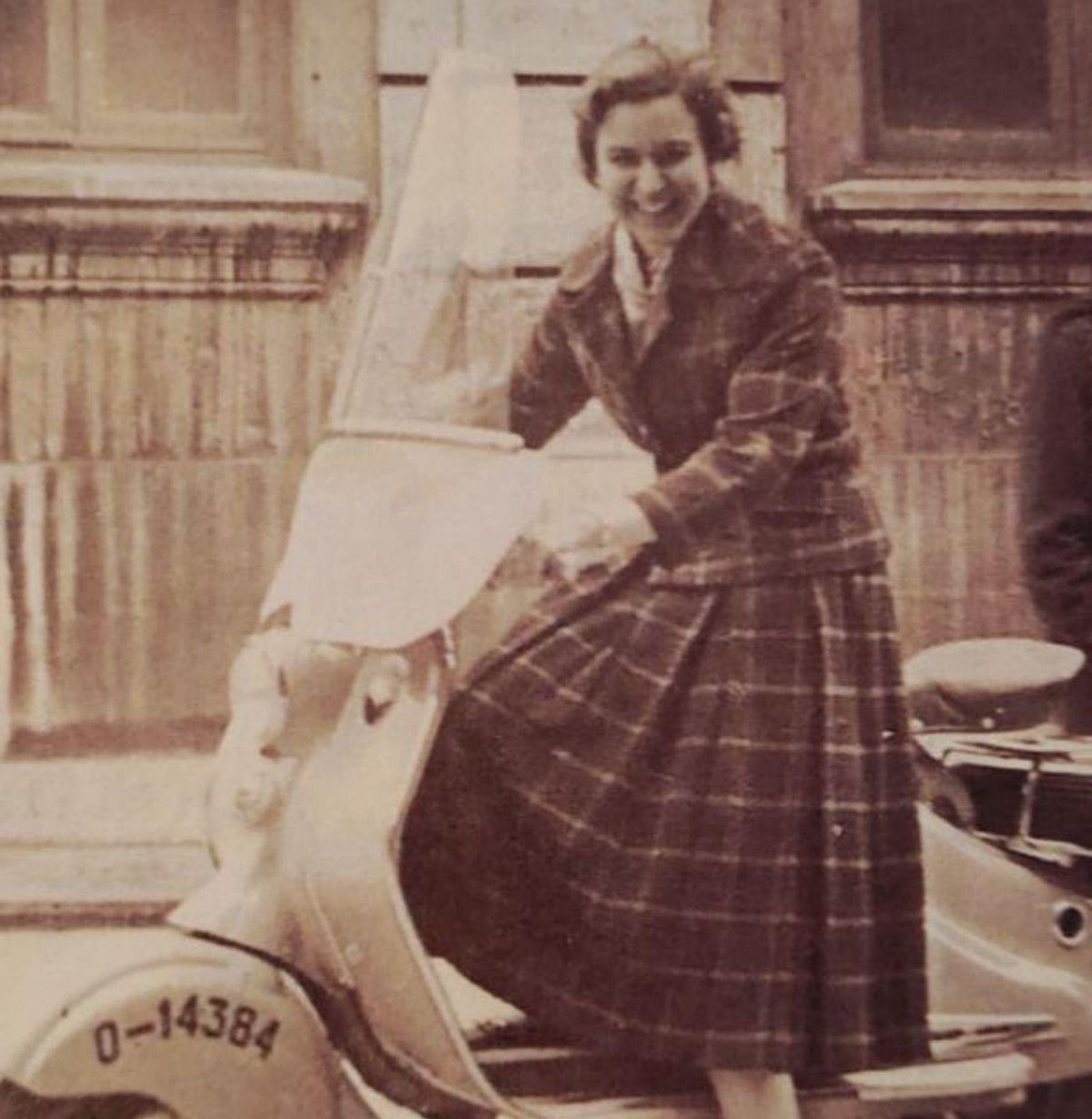 Carmen López Villaverde, en el salón de su casa de Oviedo, con la reproducción de la capilla de la Balesquida que le regaló la Sociedad Protectora al nombrarla socia de honor. | J. A. A.