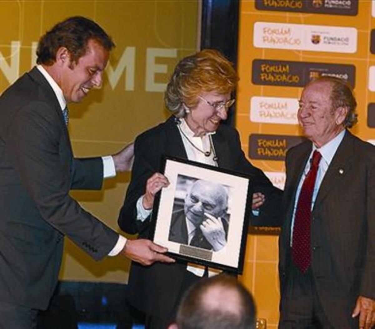 Rosell i Núñez entreguen una foto de Casaus a la seva viuda, ahir. Rosell i Núñez entreguen una foto de Casaus a la seva viuda, ahir.