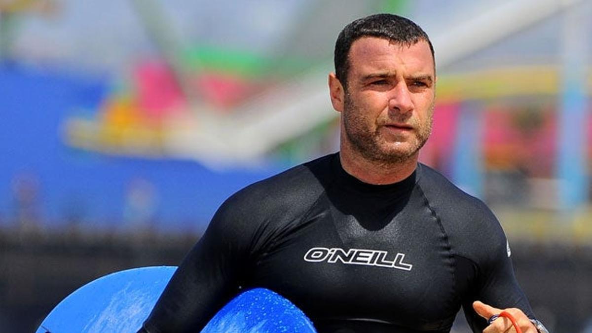 Liev Schreiber, todo un surfista en familia