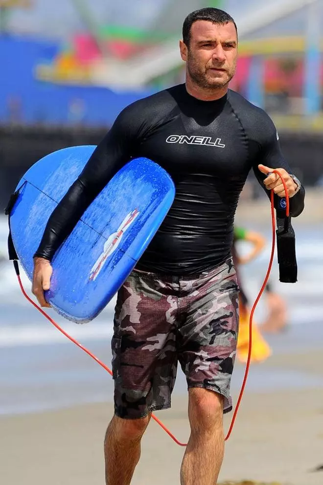 Liev Schreiber, todo un surfista en familia