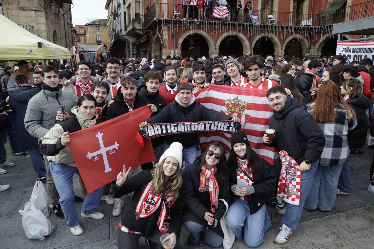 La Mareona invade León ates del partido del Sporting