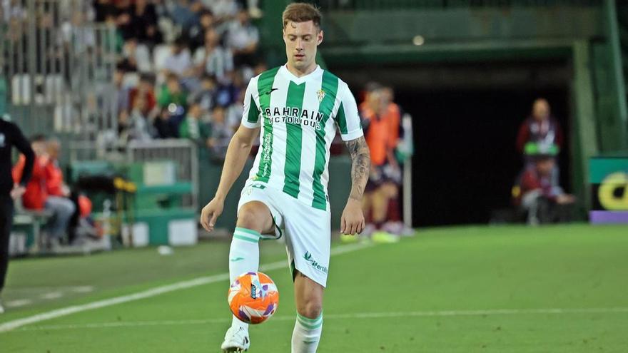 Gabriele Corbo controla el esférico durante un lance del partido ante el Levante.