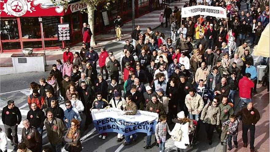 Amb pancartes que deien &quot;No vedats privats, sí pesca recreativa!&quot; els manifestants van recórrer el Passeig Marítim de Palamós.