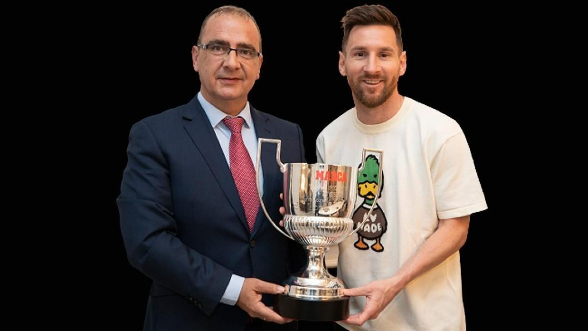Leo Messi, junto al Trofeo Pichichi