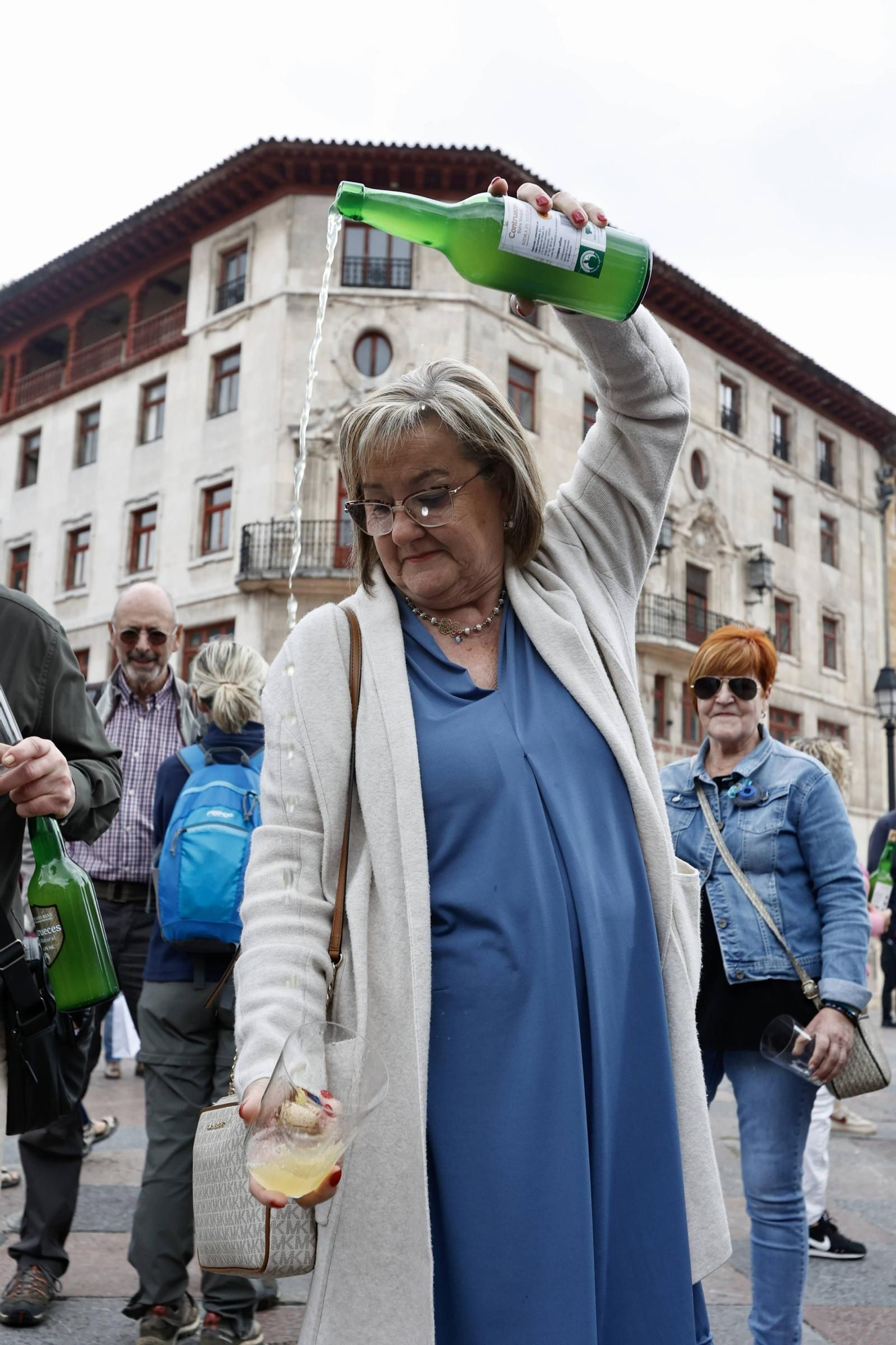 Cientos de brazos al aire junto a la Catedral de Oviedo para que la sidra sea patrimonio de la humanidad