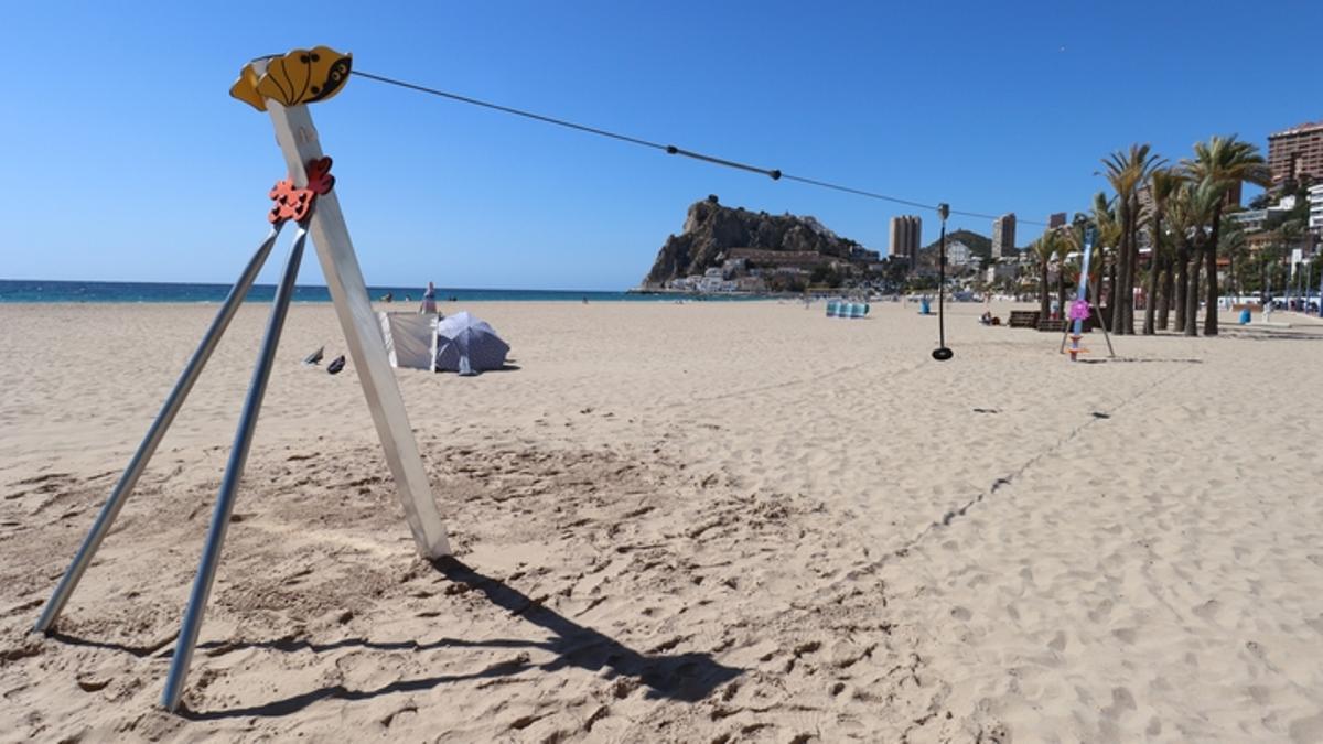 La tirolina instalada en la playa de Poniente de Benidorm.