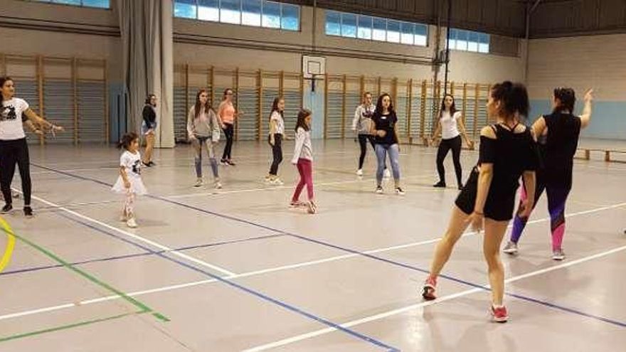 Participantes en el maratón solidario de zumba de la protectora de Arriondas.