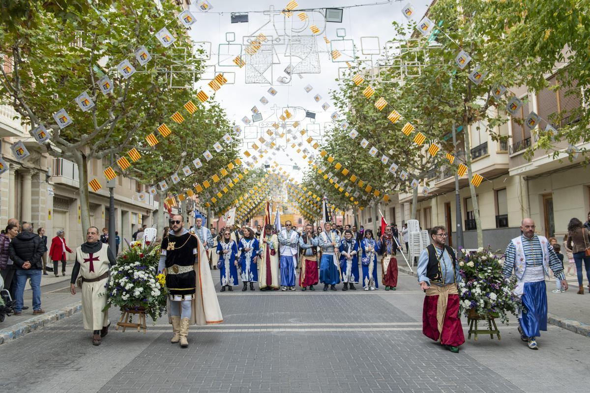 La ofrenda floral destaca por la variedad de trajes típicos de las localidades de destino de los heladeros jijonencos.